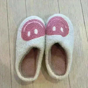 Smiley face slipper size 6 brand new!!